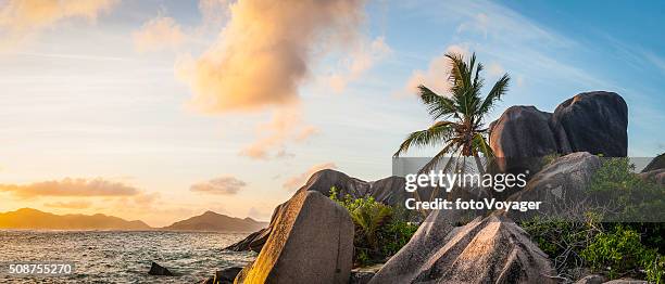 のどかな熱帯の島、サンセットをラグーンパームトリ��ービーチの海 - 無人島 ストックフォトと画像