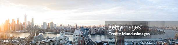 skyline new york city sonnenuntergang panorama - brooklyn new york stock-fotos und bilder