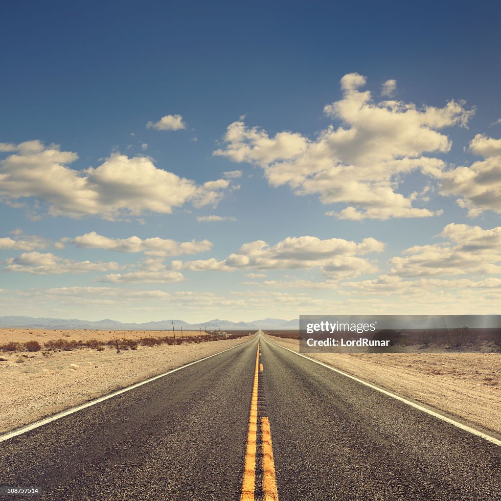 Lange desert road