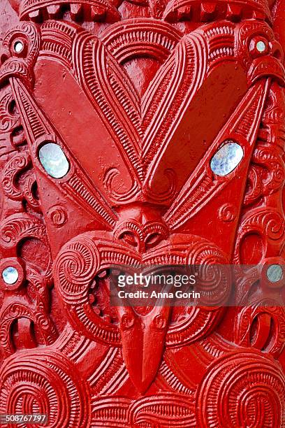 maori tekoteko carving with paua shell decoration - paua stock-fotos und bilder