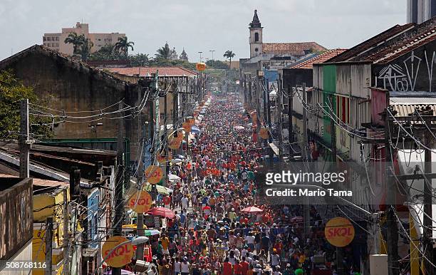 Revellers gather during the Galinho da Madrugada 'bloco', or street parade, during Carnival celebrations on February 6, 2016 in Recife, Pernambuco...