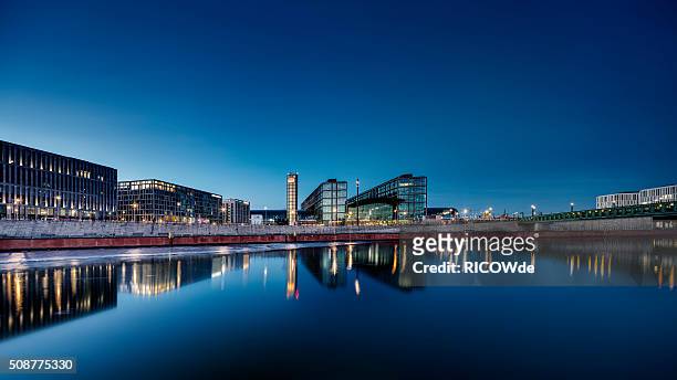 berlin main central station in winter - berlin night stock pictures, royalty-free photos & images