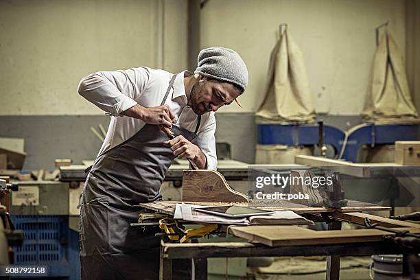 carpenter travaillant dans son atelier - établi photos et images de collection
