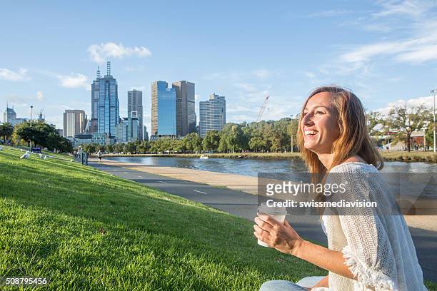 junge frau entspannen am yarra fluss in melbourne, australien - melbourne olympic park stadium stock-fotos und bilder