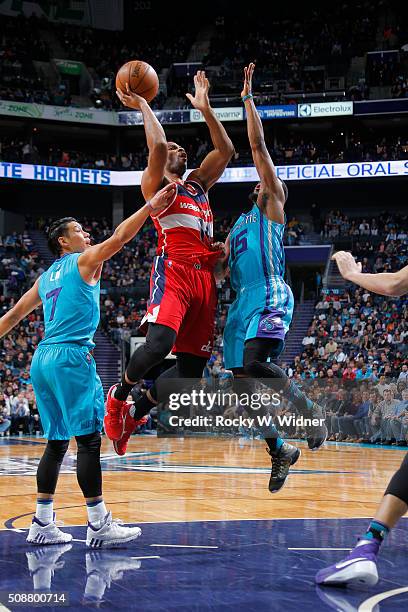 Gary Neal of the Washington Wizards shoots against Jeremy Lin and Kemba Walker of the Charlotte Hornets on February 6, 2016 at Time Warner Cable...