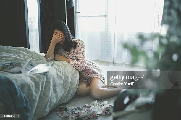 woman leaning againsrt bed. - kawasaki disease 個照片及圖片檔