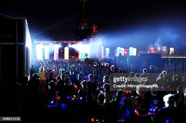 spoltlights illuminate competitors of the electric run - ndsm stock pictures, royalty-free photos & images