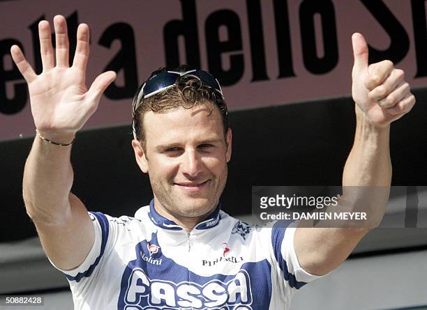 Italian cyclist Alessandro Petacchi flashes six for his sixth win in this Tour of Italy after the 12th stage of the 87th Giro between Cesena and...