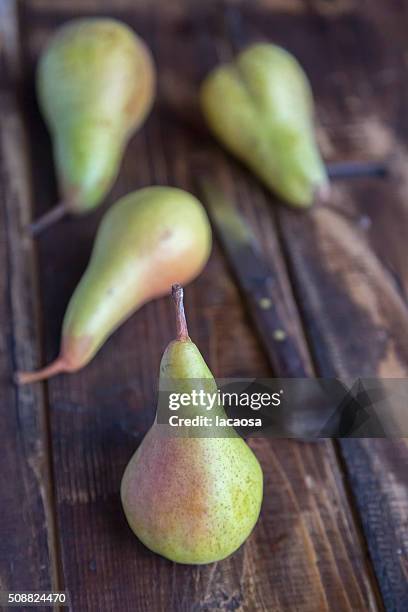 pears on wood - birnen stockfoto's en -beelden