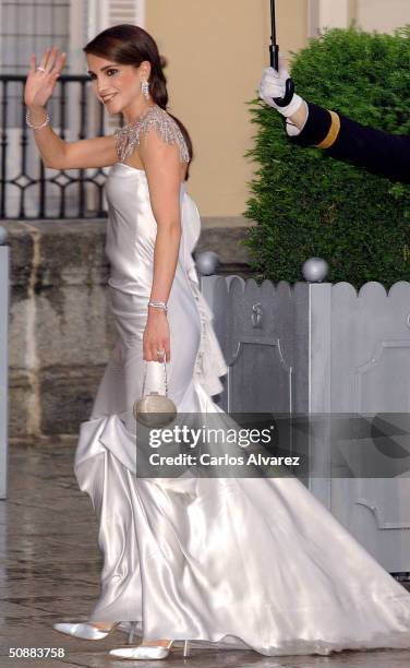 Queen Rania Al Abdullah of Jordan arrives to attend a gala dinner at El Pardo Royal Palace on May 21, 2004 in Madrid, Spain. Spanish Crown Prince...