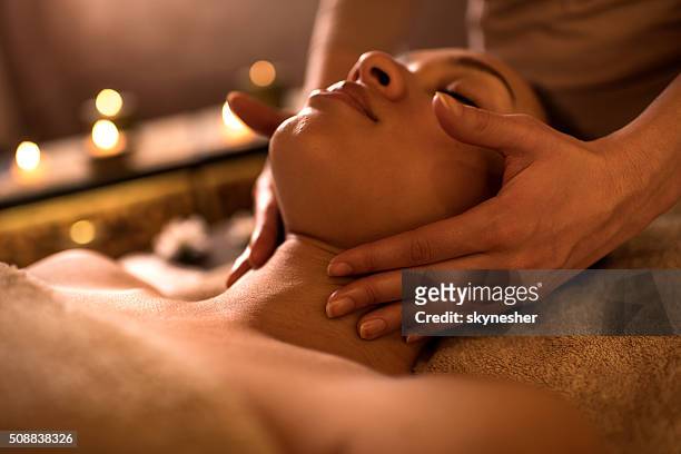 close-up de africano american mujer recibir masaje facial. - head massage fotografías e imágenes de stock
