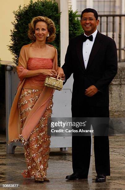 El Salvador President Francisco Flores and his wife Lourdes Rodriguez de Flores arrive to attend a gala dinner at El Pardo Royal Palace on May 21,...