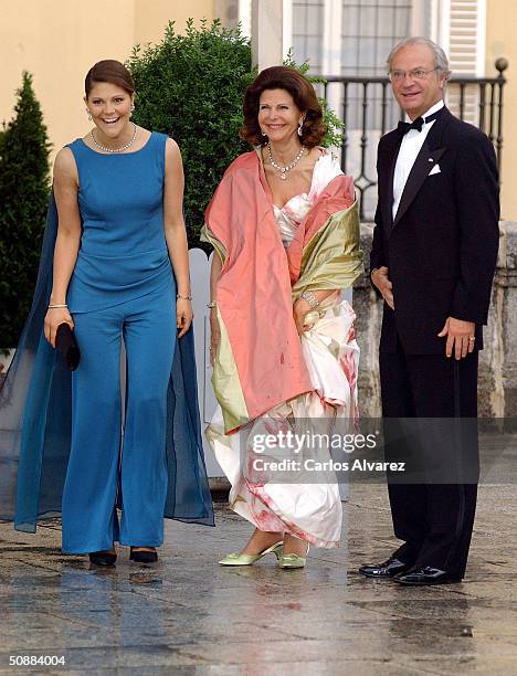 Swedish Crown Princess Victoria poses for a picture with her parents King Carl XVI Gustaf and Queen Silvia as they arrive to attend a gala dinner at...