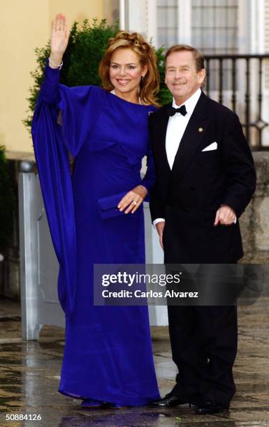 The Czech Republic's former President Vaclav Havel and his wife Dagmar Veskrnova Havel arrive to attend a gala dinner at El Pardo Royal Palace on May...