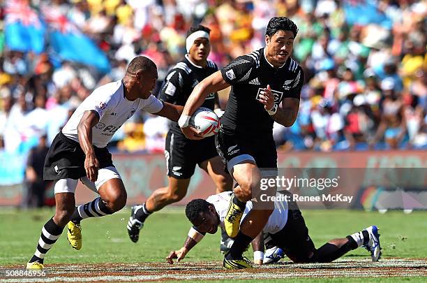 Ben Lam of New Zealand makes a break during the 2016 Sydney Sevens match between Fiji and New Zealand at Allianz Stadium on February 7, 2016 in...