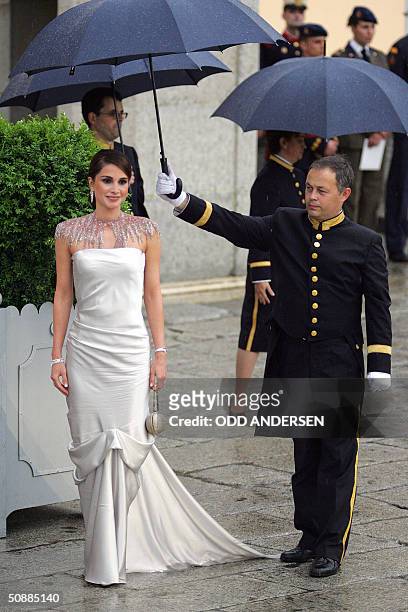 Queen Rania of Jordan poses for photographers as she arrives to attend an official diner at the Pardo Palace in Madrid 21 May 2004 on the eve of...
