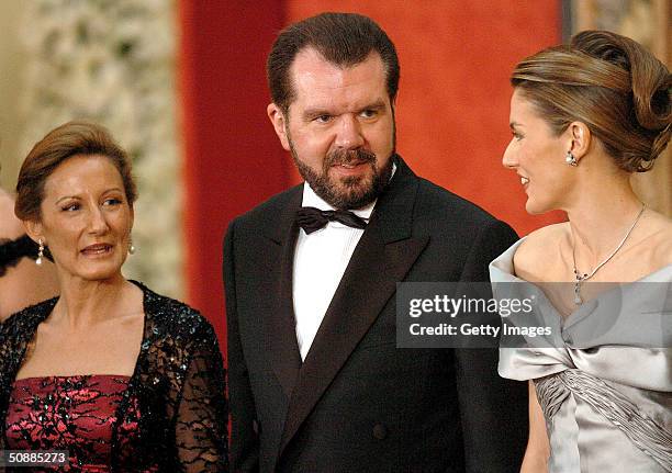 Letizia Ortiz Rocasolano poses for a picture with her father Jesus Ortiz and mother Paloma Rocasolano as they attend a gala dinner at El Pardo Royal...