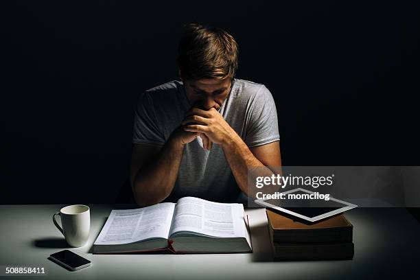 hard studying - student reading book stockfoto's en -beelden