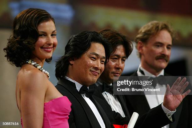 South Korean director Park Chan-Wook and actor Choi Min Sik pose with US actress Ashley Judd and US actor Kevin Kline after they won the Grand Prize...