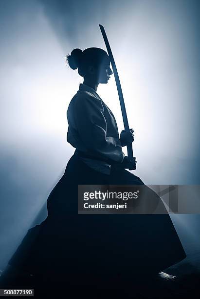 junge frau vorbereitung aikidō ausbildung - schwert stock-fotos und bilder