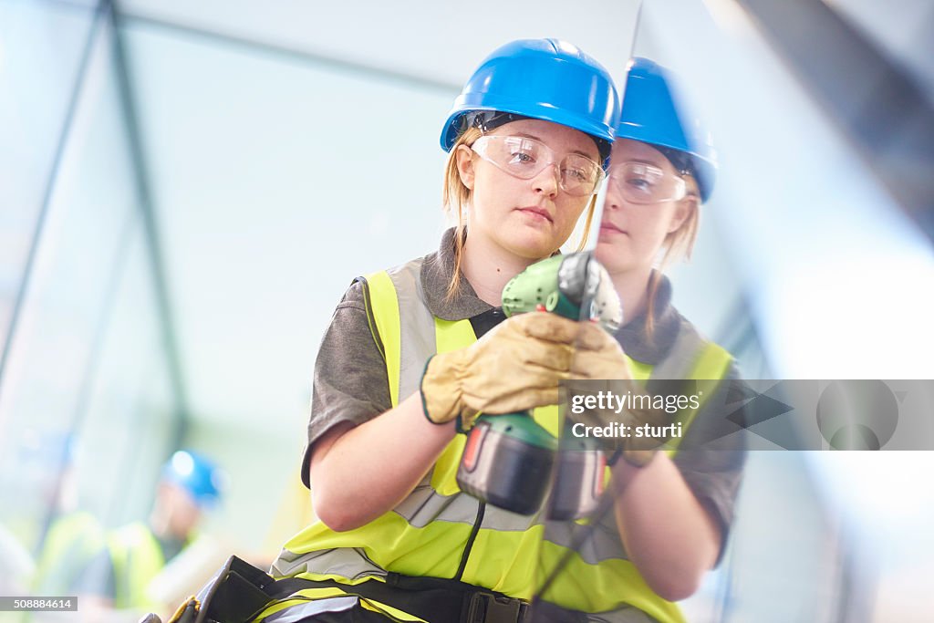 Junge weibliche Bau Arbeiter