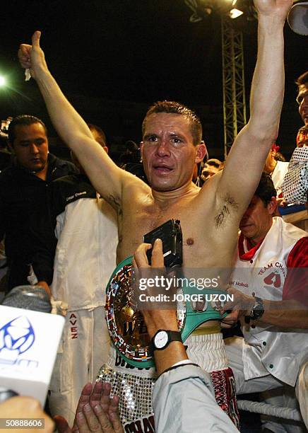 The former Mexican champion Julio Cesar Chavez celebrates after beating American Frankie Randall by points in Chavez's farewell fight in Mexico City,...