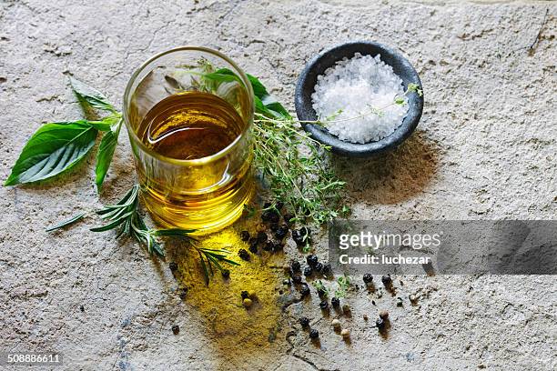 de l'huile d'olive et d'herbes, sel de mer - sel minéraux photos et images de collection