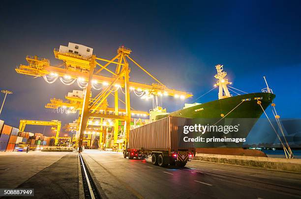 navio de carga no porto ao pôr-do-sol. - transporte assunto - fotografias e filmes do acervo