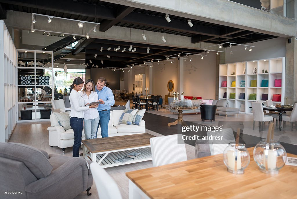 Paar beim Einkaufen in einem Möbelhaus