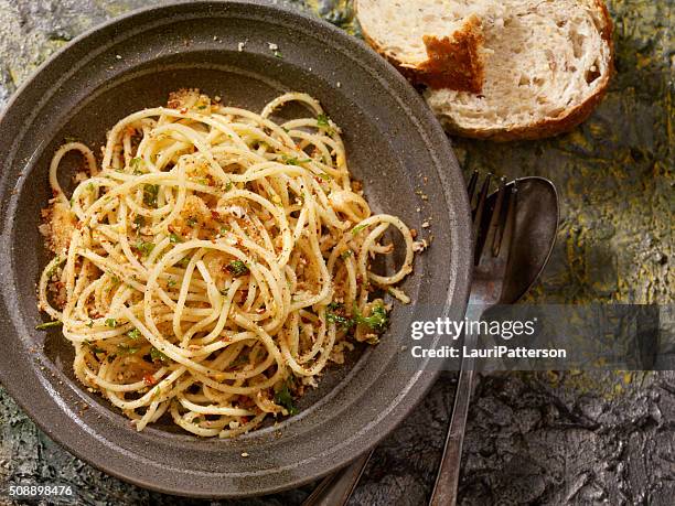 spaghetti aglio e olio e - spaghetti foto e immagini stock