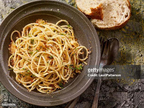 spaghetti garlic and oil - bowl chili peppers bildbanksfoton och bilder