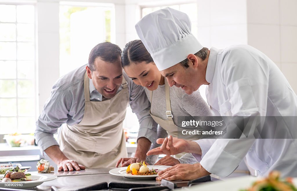 Couple en cours de cuisine