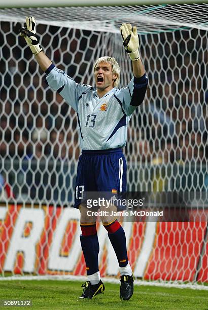 Santiago Canizares of Spain in action during an International Friendly match between Italy and Spain at the Luigi Ferraris Stadium on April 28, 2004...