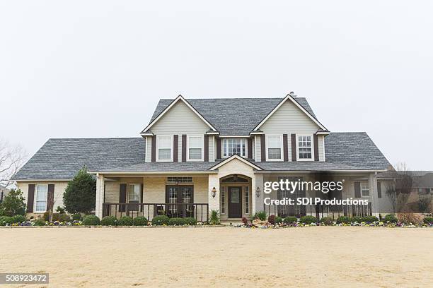 beautiful new home in suburbs - huis van twee verdiepingen stockfoto's en -beelden