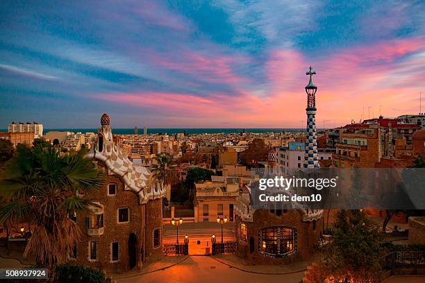 parque güell en barcelona - barcelona spain fotografías e imágenes de stock