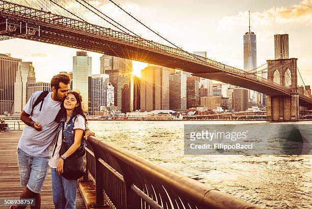 giovane coppia sotto il ponte di brooklyn al tramonto - brooklyn new york foto e immagini stock