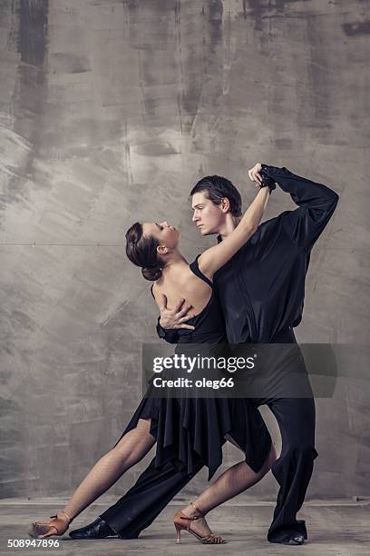 couple dansant le tango argentino - danse de salon photos et images de collection