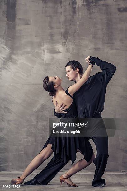 couple dancing tango argentino - ballroom stockfoto's en -beelden