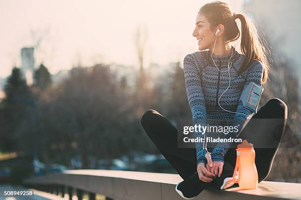 listening the music - young woman workout stockfoto's en -beelden