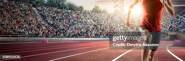 male athlete sprinting - rush american football stockfoto's en -beelden