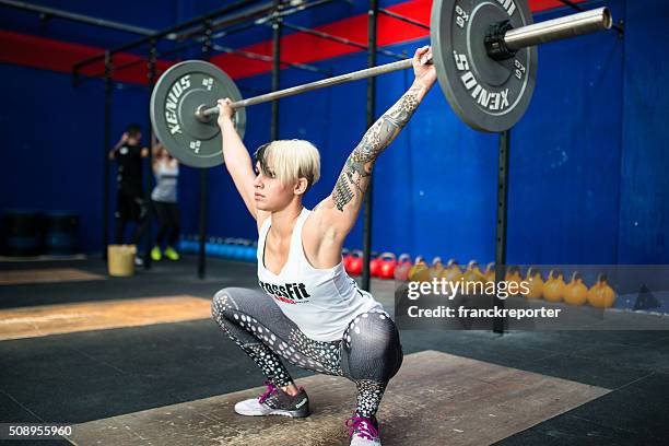 starke frau gewichtheben auf einem crossfit fitness-studio la maulwurf - snatch stock-fotos und bilder