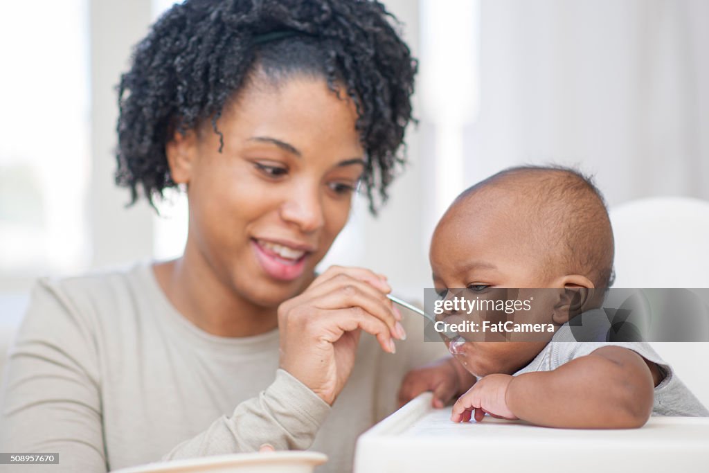 Mutter Löffel füttern Ihr Baby-Sohn