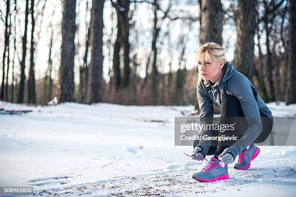 préparer pour une course - jogging winter photos et images de collection