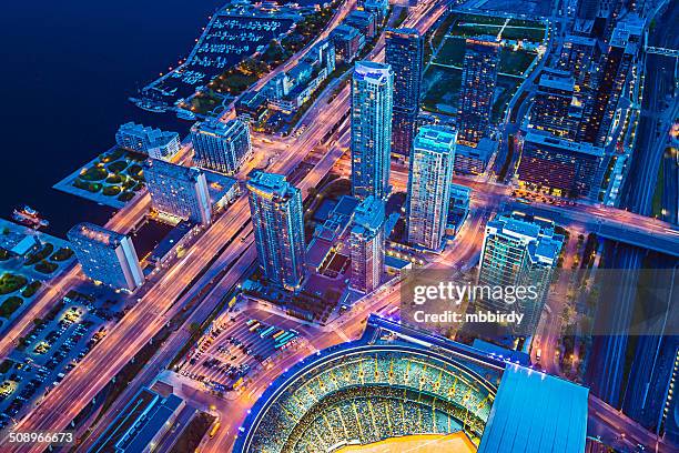toronto paesaggio urbano con stadio di baseball al crepuscolo - toronto foto e immagini stock