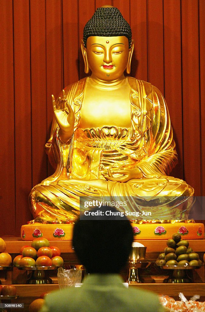 Worshippers Around The World Mark Buddha's Birthday