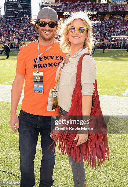 Actors Oliver Hudson and Kate Hudson attend Super Bowl 50 at Levi's Stadium on February 7, 2016 in Santa Clara, California.