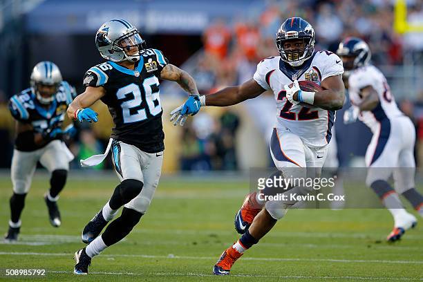Anderson of the Denver Broncos carries the ball for 34-yards in the second quarter as Cortland Finnegan of the Carolina Panthers defends him during...