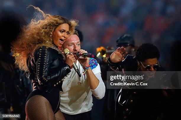 Beyonce Gold Necklace Photos and Premium High Res Pictures - Getty Images