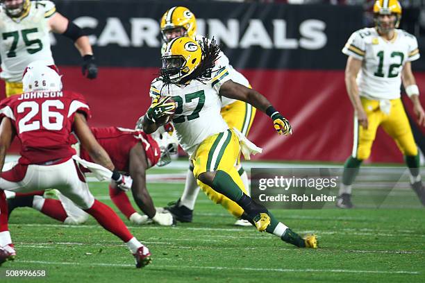 Eddie Lacy of the Green Bay Packers runs with the ball during the game against the Arizona Cardinals at University of Phoenix Stadium on January 16,...