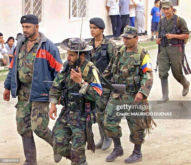 Foto tomada el 12 de julio de 2002 de integrantes de las guerrillas de izquierda Fuerzas Armadas Revolucionarias de Colombia cuando se retiran de...